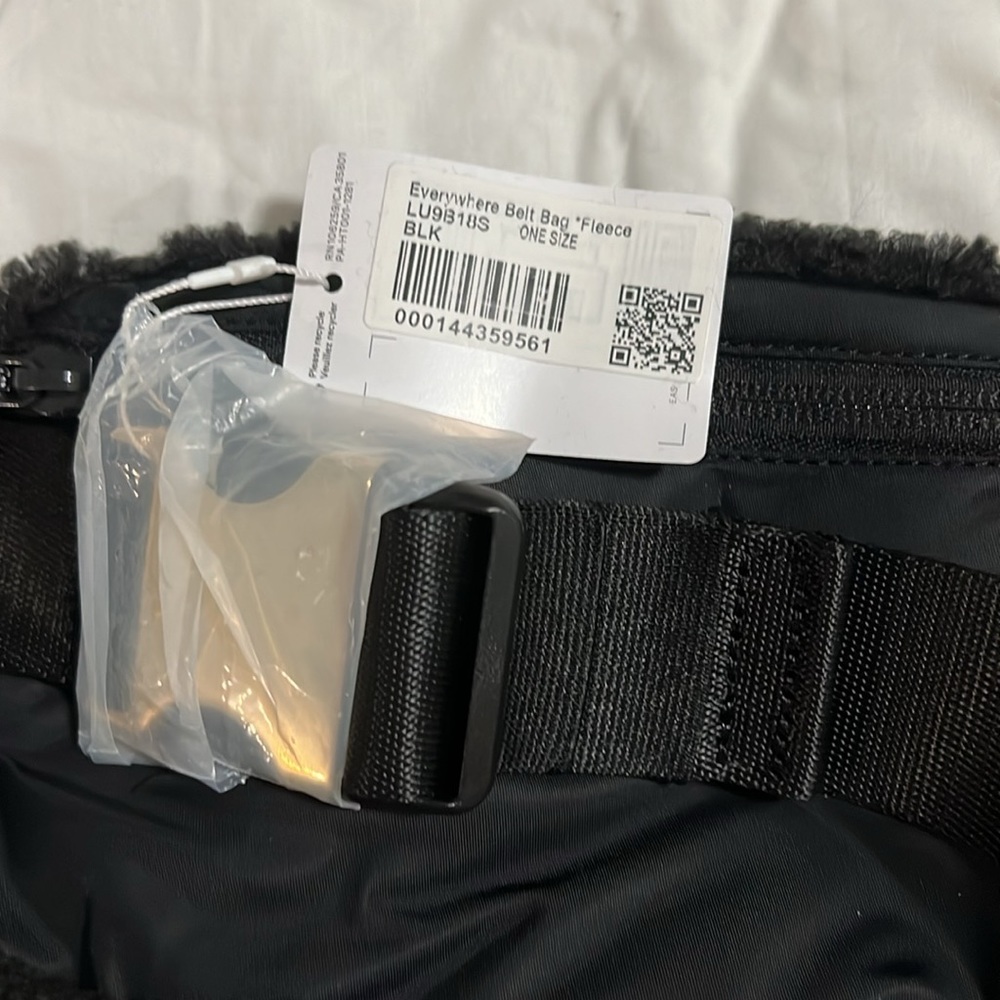 NWT Lululemon Everywhere Fleece 1L Belt Bag Gold Hardware Strap Black New - Picture 6 of 8